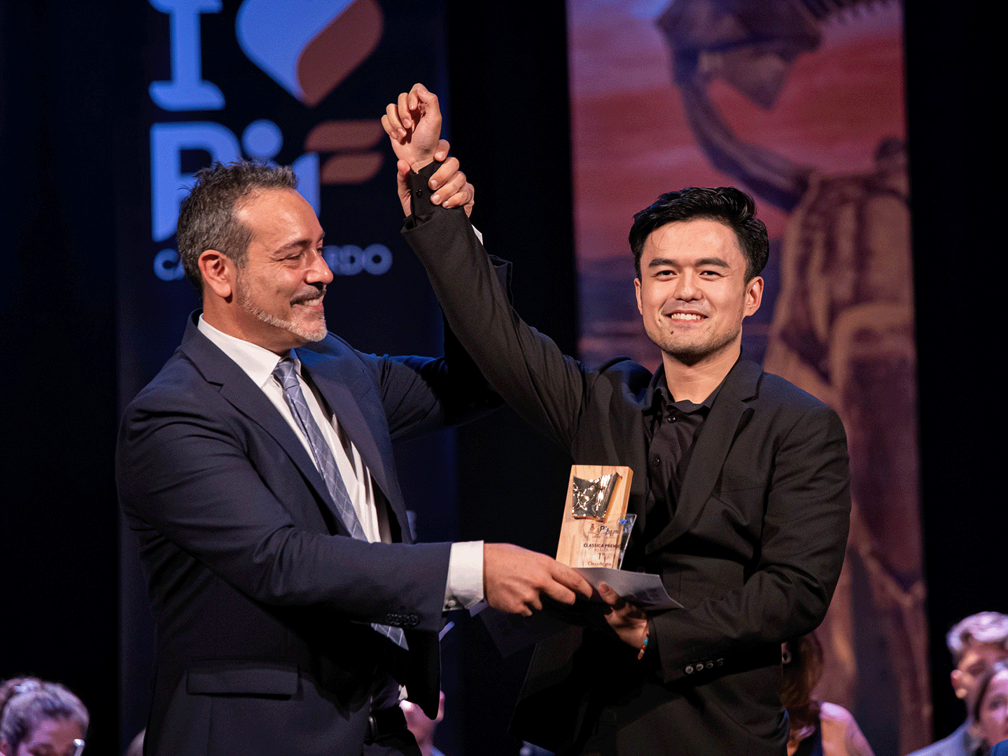 il sindaco ascani con zhang, vincitore del pif 2023 per wp